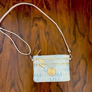 Milan purse in white and beige.